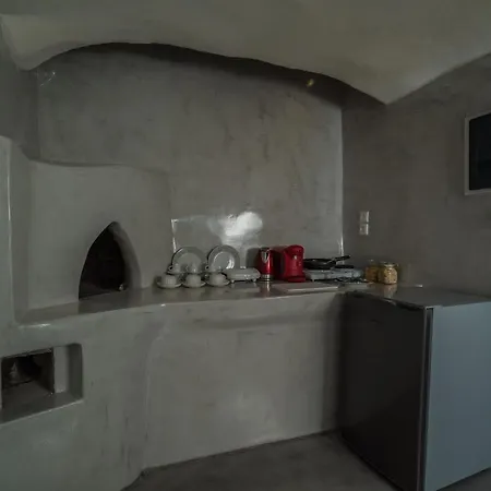 Thetis Cave أويا