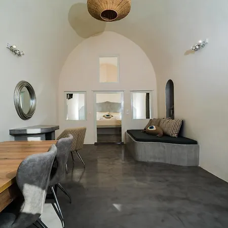 Thetis Cave Oia (Santorini)