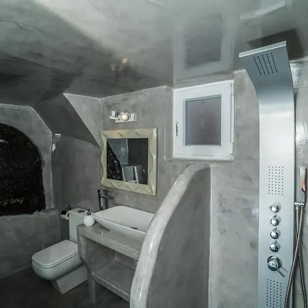 Thetis Cave Oia (Santorini)