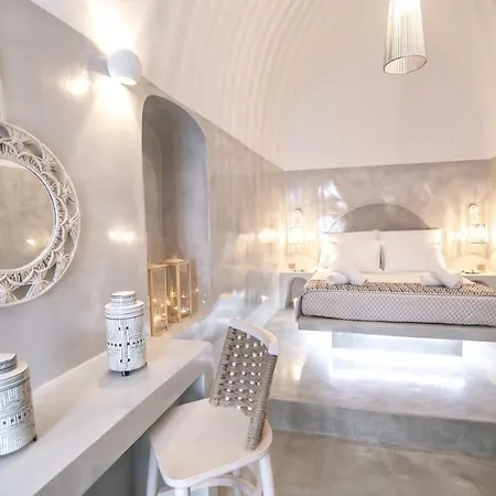 Thetis Cave Oia (Santorini)