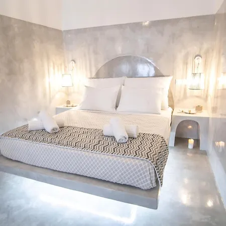 Thetis Cave Oia (Santorini)